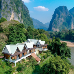 Eine Luftaufnahme eines Hauses neben einem Fluss in Thailand.